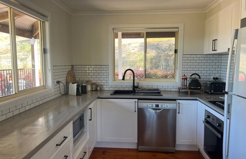 Bonnie Doon House | Luxury cottage located 9mins from Lake Eildon close to Mansfield & Mount Buller.