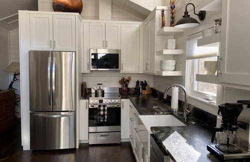 Highlands Cottage | Luxury Cottage w/indoor fireplace & outdoor firepit; walk to Main St!