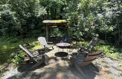 Highlands Cottage | Luxury Cottage w/indoor fireplace & outdoor firepit; walk to Main St!