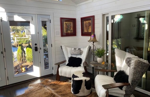Highlands Cottage | Luxury Cottage w/indoor fireplace & outdoor firepit; walk to Main St!