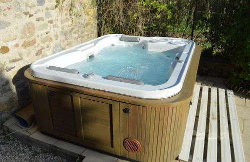 Saint-Polycarpe House | Luxury cottage with Jacuzzi in Saint-Polycarpe