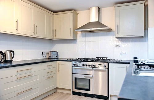 Craven Arms Cottage | Luxury cottage with pool & Tennis, No Deposit