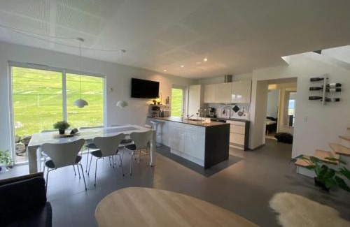 Gjogv House | Luxury Cottage with Stunning Views - Okkara summarhús við Gjógv