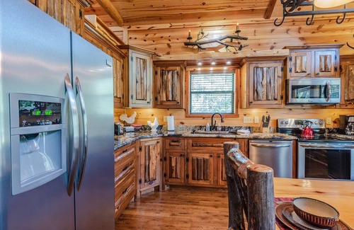 Broken Bow Cabin | 🏡 Luxury Couples Cabin in Hochatown w/Hot Tub, Outdoor TV & Fireplace, 2 TVs