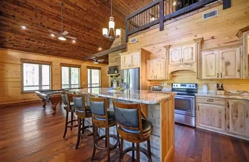 Hochatown Cabin | Luxury Couples Retreat - Spa Bath - Pool Table - See to Believe!