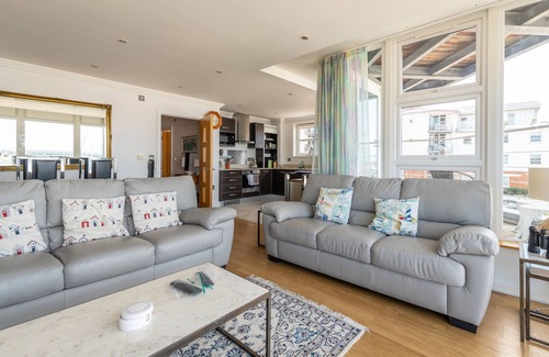 Cowes Apartment | Luxury Cowes waterfront apartment with stunning panoramic marina & sea views