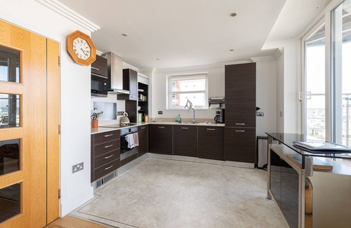 Cowes Apartment | Luxury Cowes waterfront apartment with stunning panoramic marina & sea views