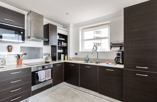 Cowes Apartment | Luxury Cowes waterfront apartment with stunning panoramic marina & sea views