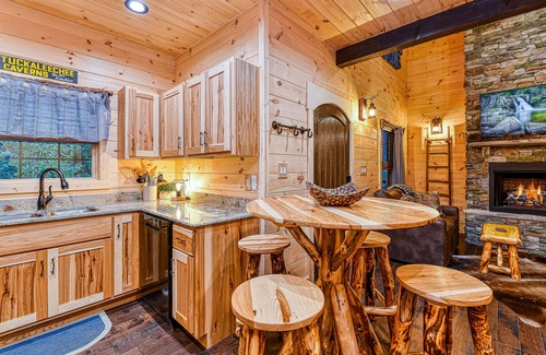Gatlinburg Ski Chalet | Luxury Creekside Chalet w/Free Attraction Tickets & Hot Tub - Walk to Downtown