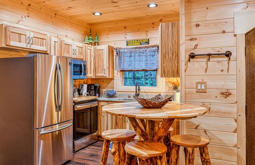 Gatlinburg Ski Chalet | Luxury Creekside Chalet w/Free Attraction Tickets & Hot Tub - Walk to Downtown