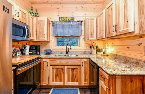 Gatlinburg Ski Chalet | Luxury Creekside Chalet w/Free Attraction Tickets & Hot Tub - Walk to Downtown