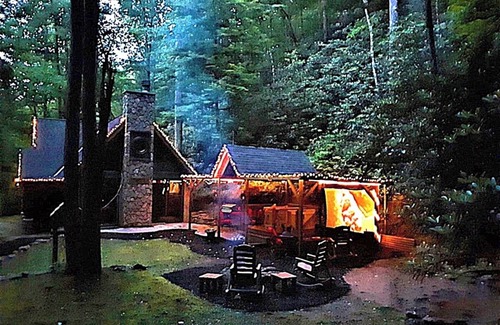 Gatlinburg - Pigeon Forge Cottage | LUXURY Creekside Story Book Cottage 5 Secluded Acres of Lush FOREST & STREAMS