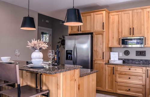 Quincy House | Luxury Crescent Bar Home close to The Gorge, Misson Ridge on the Columbia River