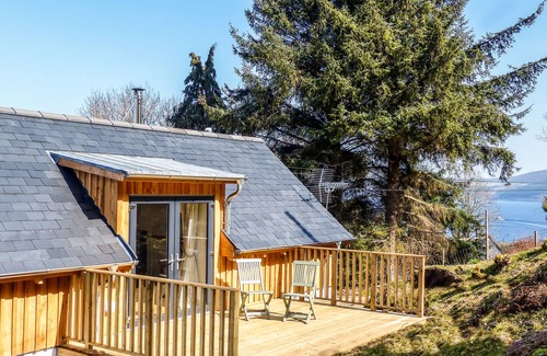 Lewiston Cottage | Luxury Croft over looking Loch Ness & Urquhart Bay. Loch Views.