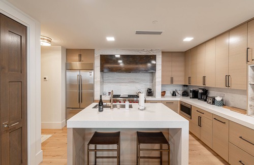 Deer Valley Condo | Luxury Deer Valley Condo, Large Balcony, BBQ, Firepit, Hot Tub, Walk to Hiking & Biking Trails