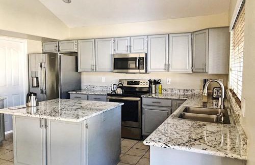 Dobson Woods House | LUXURY Desert Oasis! 5 bedroom, 3 bath w HEATED POOL