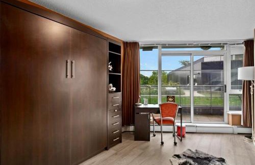 Crosstown Apartment | Luxury Designer Apartment - Prime Downtown Location