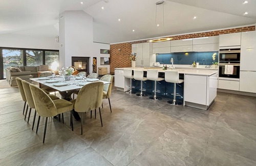 Plumtree House | Luxury detached 4bed house Sleeps 8 in Village location with garden & driveway!