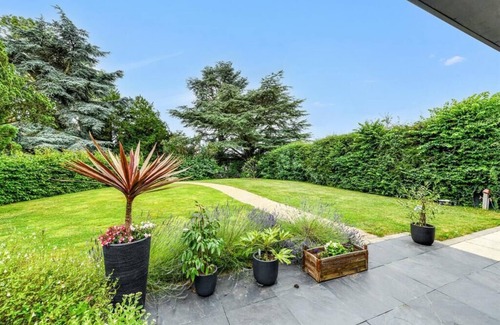 Plumtree House | Luxury detached 4bed house Sleeps 8 in Village location with garden & driveway!