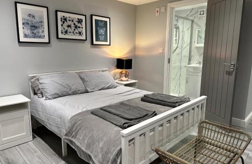 Luton Apartment | Luxury Detached Studio Apartment - Free Super Fast WiFi - Free Parking - 15 Mins from Luton Airport