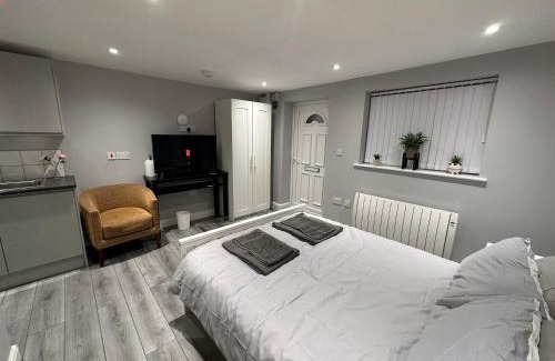 Luton Apartment | Luxury Detached Studio Apartment - Free Super Fast WiFi - Free Parking - 15 Mins from Luton Airport