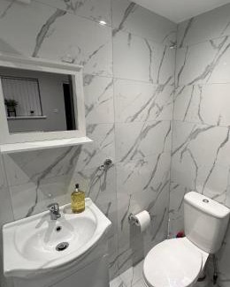 Luton Apartment | Luxury Detached Studio Apartment - Free Super Fast WiFi - Free Parking - 15 Mins from Luton Airport