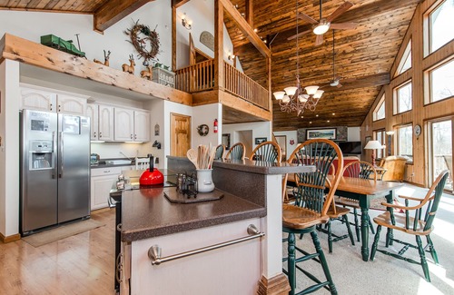 Mountainside House | Luxury Dog Friendly Escape w/Hot Tub & Views