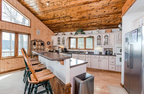 Mountainside House | Luxury Dog Friendly Escape w/Hot Tub & Views