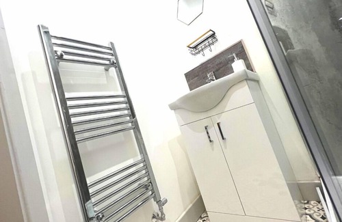 Wigan House | Luxury Double Twin Room Private Bathroom in WN1