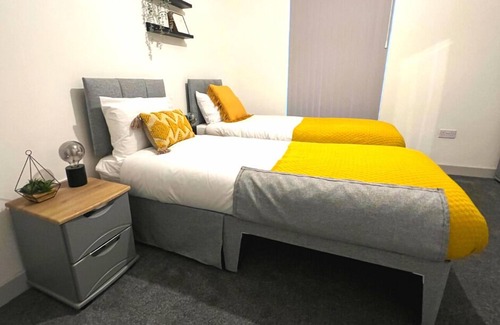 Wigan House | Luxury Double Twin Room Private Bathroom in WN1