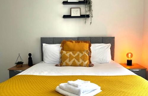 Wigan House | Luxury Double Twin Room Private Bathroom in WN1