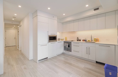 Lower Mount Royal Apartment | Luxury Downtown Suite w/Balcony Views, Air Conditioning + Free Parking