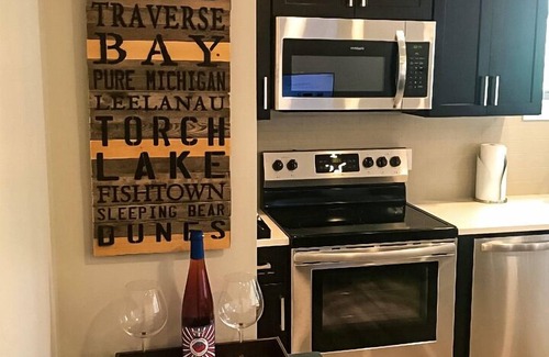 Traverse City Condo | LUXURY DOWNTOWN TRAVERSE CITY CONDO- CAPRI 1- NEW KING BED
