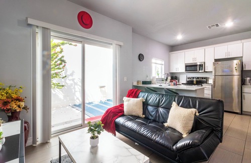 Paradise Valley Village Apartment | Luxury Dual Suite Condo - Sleeps 6 - Pool - Garage Parking - Prime Location