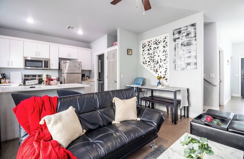 Paradise Valley Village Apartment | Luxury Dual Suite Condo - Sleeps 6 - Pool - Garage Parking - Prime Location