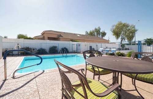 Paradise Valley Village Apartment | Luxury Dual Suite Condo - Sleeps 6 - Pool - Garage Parking - Prime Location