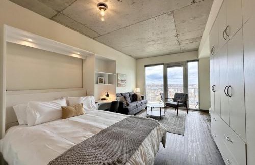 Lower East Side Apartment | Luxury East Side Studio Apt Near Brady St with Balcony
