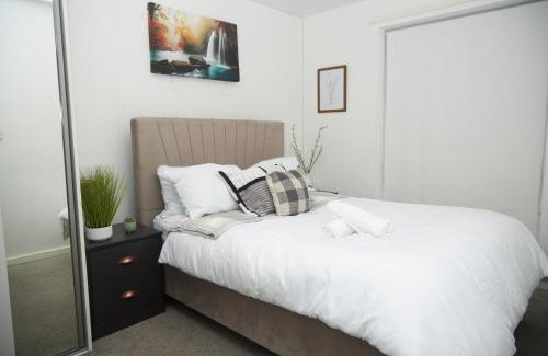 Salford House | Luxury Ensuite Apartment with shared living room and kitchen