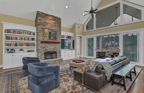Lexington House | Luxury Escape by the Lake