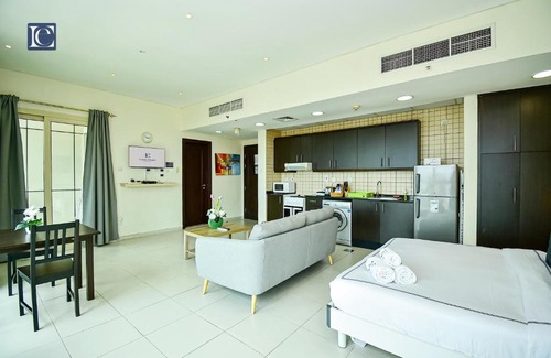 Dubai Marina Apartment | Luxury Escapes - Furnished studio with balcony in Royal Oceanic