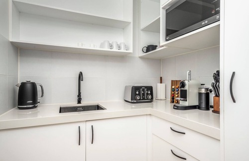 Castle Hill Villa | Luxury Escapes Townsville Villa B