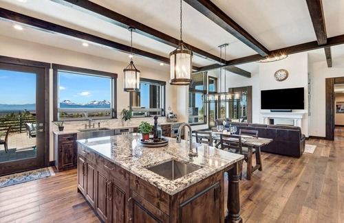 Powell Butte House | Luxury Exclusive Home on 1.3 acres w/Breathtaking Mountain Views & Private Pool