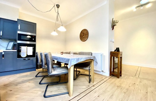Elgin Apartment | Luxury Executive 2Bed Apartment in Elgin-Free Parking & WiFi 2 Bathrooms