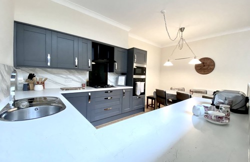 Elgin Apartment | Luxury Executive 2Bed Apartment in Elgin-Free Parking & WiFi 2 Bathrooms