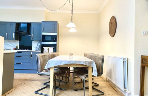 Elgin Apartment | Luxury Executive 2Bed Apartment in Elgin-Free Parking & WiFi 2 Bathrooms