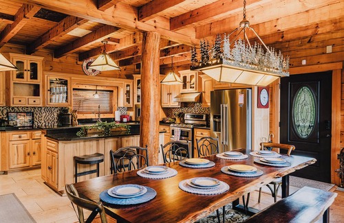 Gatlinburg - Pigeon Forge Cabin | Luxury Family Friendly, +Guest Cottage, nArcade, HotTub, PoolTable, Theatre
