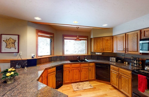 Vail House | Luxury Family-Friendly Retreat with Garage | Shared Pool & Walk to Golf Club