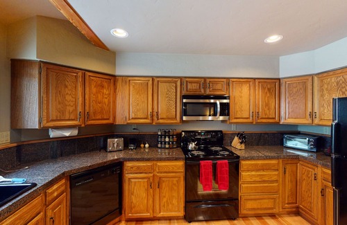 Vail House | Luxury Family-Friendly Retreat with Garage | Shared Pool & Walk to Golf Club