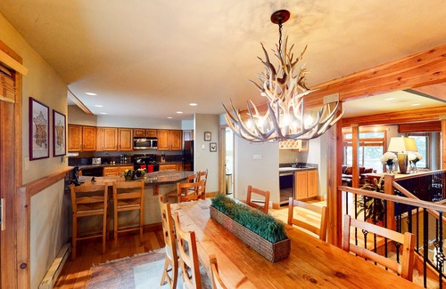 Vail House | Luxury Family-Friendly Retreat with Garage | Shared Pool & Walk to Golf Club