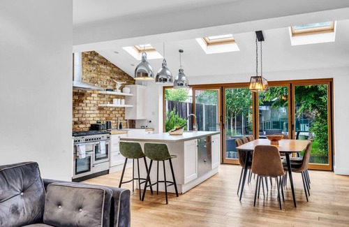 Merton House | Luxury Family Home with Parking